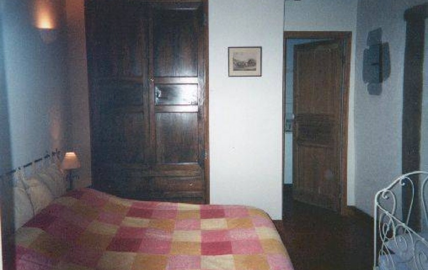 La Chambre 12 du Bas (rez de JArdin) et son armoir en loupe d'orme.