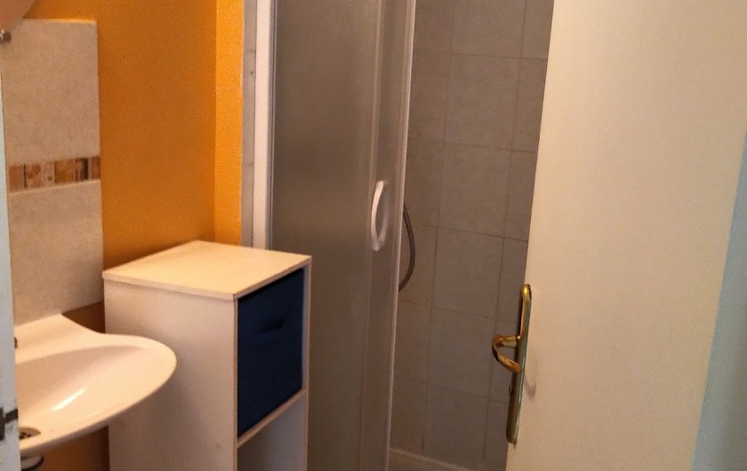 Location de vacances - Gîte à Sainte-Honorine-des-Pertes - Salle d'eau de la chambre du rez de chaussée du Gîte A