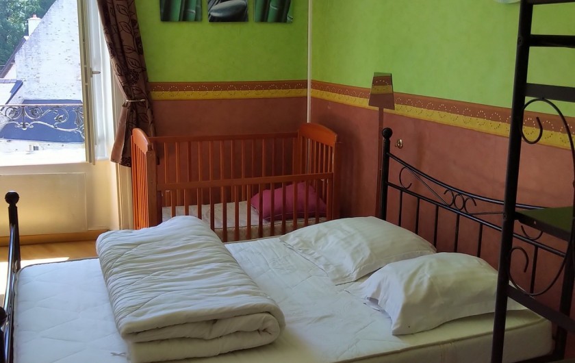 Location de vacances - Gîte à Sainte-Honorine-des-Pertes - Chambre du 1er étage avec lit Bébé du Gîte B
