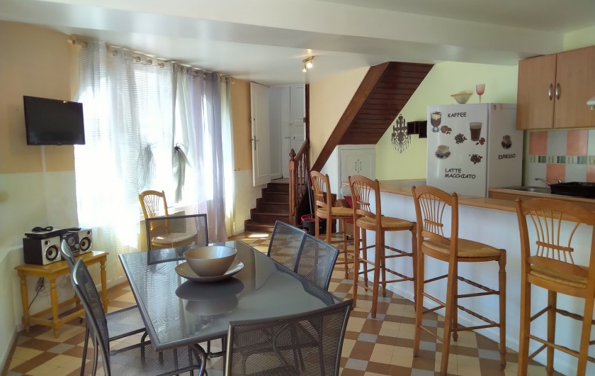 Location de vacances - Gîte à Sainte-Honorine-des-Pertes - Salon séjour avec cuisine américaine du Gîte C