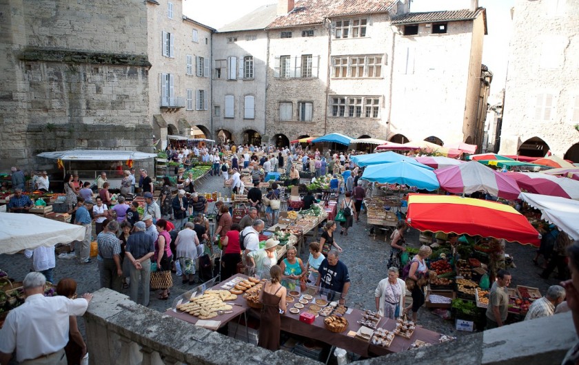 Location de vacances - Chalet à Rieupeyroux - Le marché de Villefranche de Rouergue