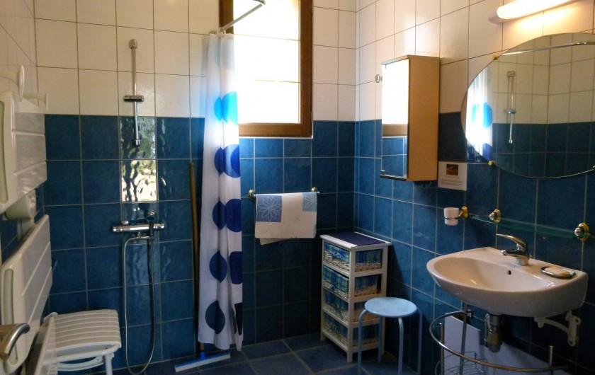 Location de vacances - Gîte à Outines - Salle de bains en rez-de-jardin adaptée au PMR