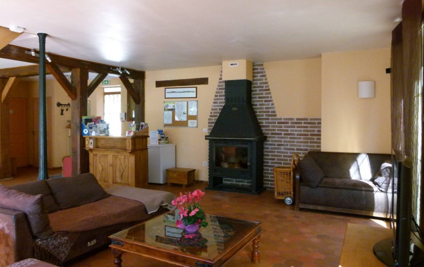 Location de vacances - Gîte à Outines - salon avec cheminée (poele à bois) et bar