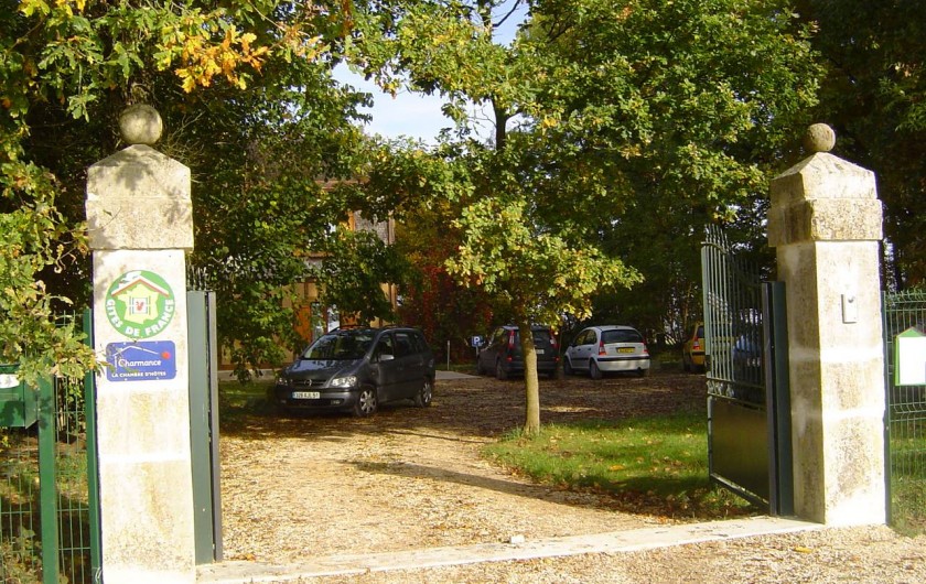 Location de vacances - Gîte à Outines - Portail automatique et parking privatif