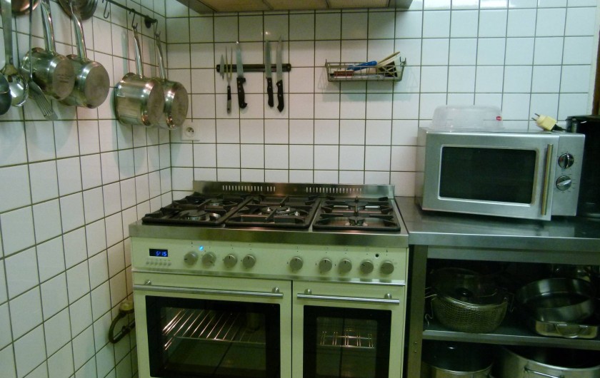 Location de vacances - Gîte à Outines - Cuisine professionnelle tout inox avec piano 5 feux 2 fours électriques
