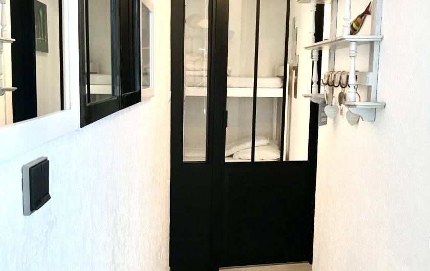 Location de vacances - Appartement à Six-Fours-les-Plages - Couloir qui mène aux chambres