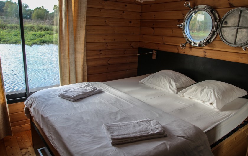 Location de vacances - Bateau à Chamberet - Chambre toue cabanée