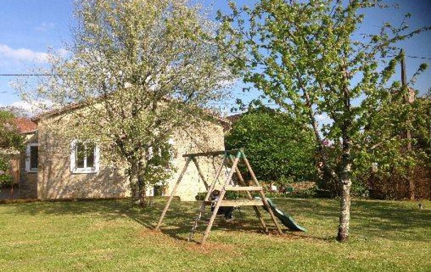 Location de vacances - Gîte à Corgnac-sur-l'Isle - Pré attenant au gite avec balançoire et tobogan