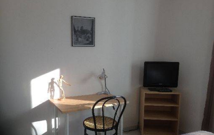 Location de vacances - Gîte à Corgnac-sur-l'Isle - Coin bureau avec TV dans chambre 1