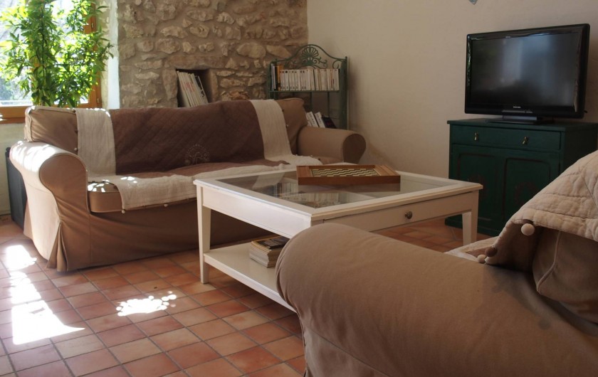 Location de vacances - Gîte à Tharaux - Salon télé et bibliothèque