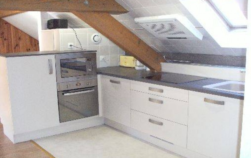 Location de vacances - Appartement à Thônes - La cuisine américaine avec four, micro onde, lave vaisselle, ...