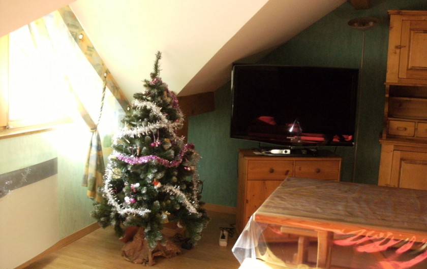 Location de vacances - Appartement à Thônes - La décoration de Noël dans la pièce à vivre avec son grand écran plat