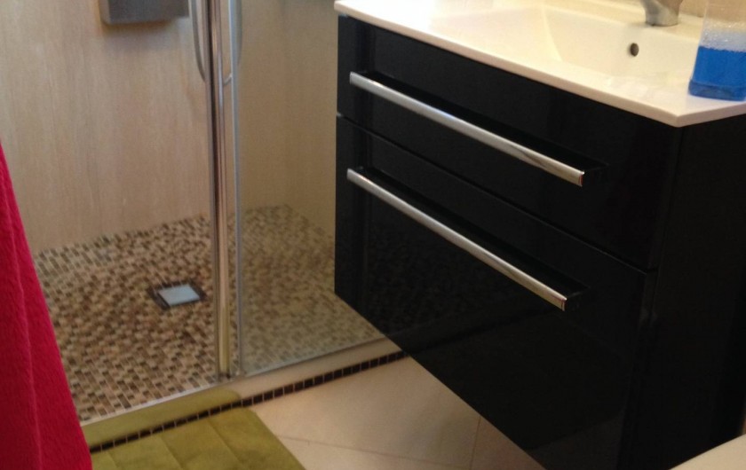 Location de vacances - Appartement à Monaco-Ville - salle d'eau grande douche + Toilettes WC ds le grand appartement