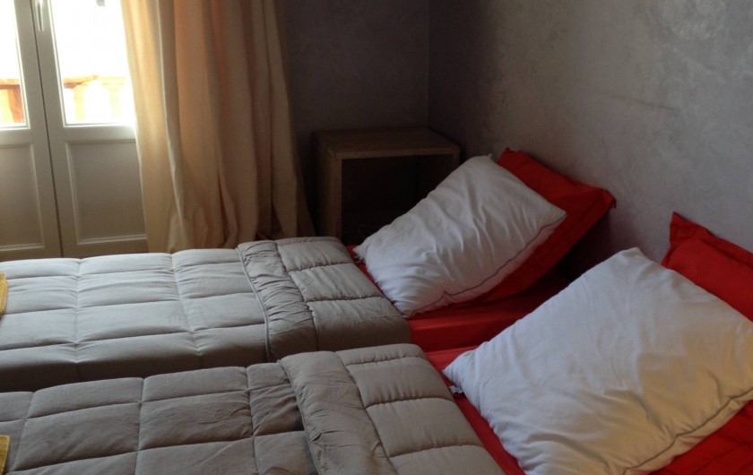 Location de vacances - Appartement à Monaco-Ville - chambre du bas du grand appartement , TV  avec petit balcon  2 lits simples