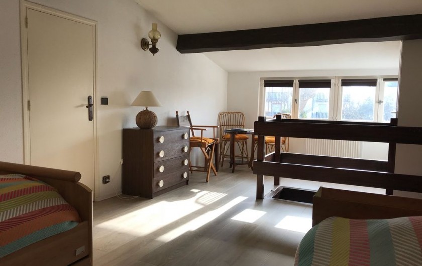 Location de vacances - Villa à Blonville-sur-Mer - Vue sur le jardin de la chambre palière