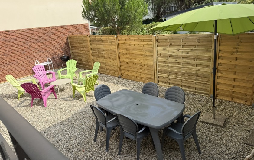 Location de vacances - Villa à Blonville-sur-Mer - La table,  le parasol, le barbecue Weber