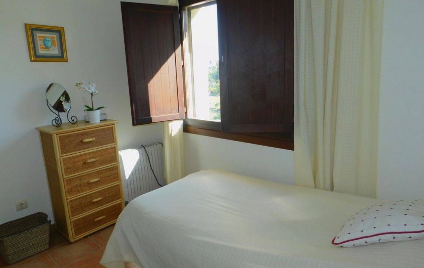 Location de vacances - Appartement à Vera - Chambre avec 2 lits de 90X200. Donne sur le trou N° 11