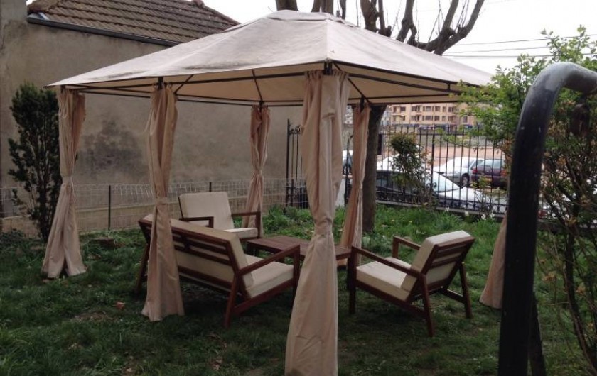 Location de vacances - Gîte à Roanne - Salon de jardin avec barbecue