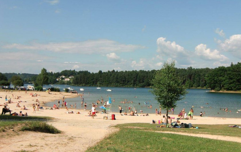 Location de vacances - Maison - Villa à Roumegoux - Plage aménagée au bord du lac de saint étienne cantalès 7 kms