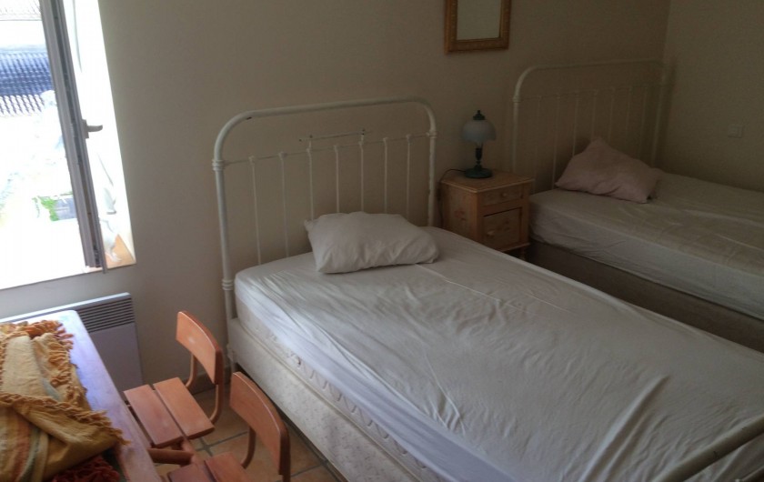 Location de vacances - Appartement à Manosque - La chambre avec 2 lits simple couchage.