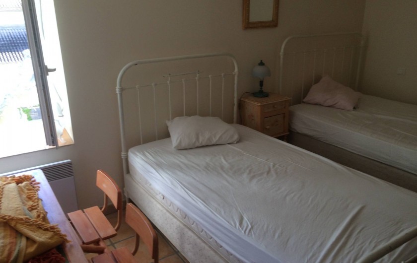 La chambre avec 2 lits simple couchage.