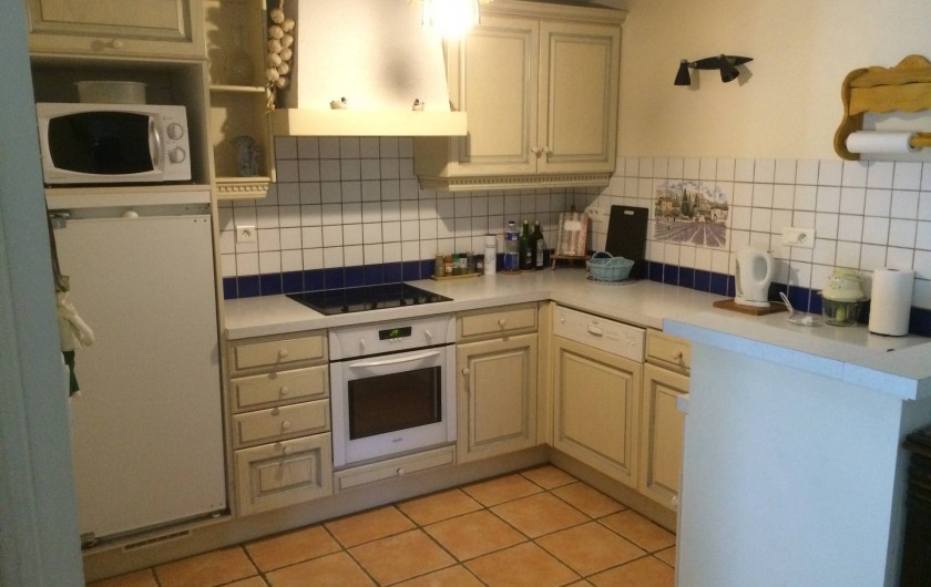 Location de vacances - Appartement à Manosque - La cuisine équipée (lave-vaisselle compris)