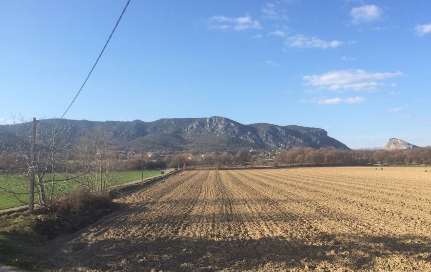 Location de vacances - Appartement à Manosque - Vue extérieure de l'avant de la maison (photo prise de la terrasse du gîte.
