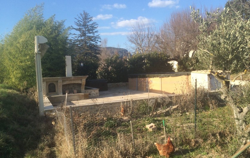 Location de vacances - Appartement à Manosque - La piscine hors-sol plus le spa + la cheminée barbecue + l'auvent.