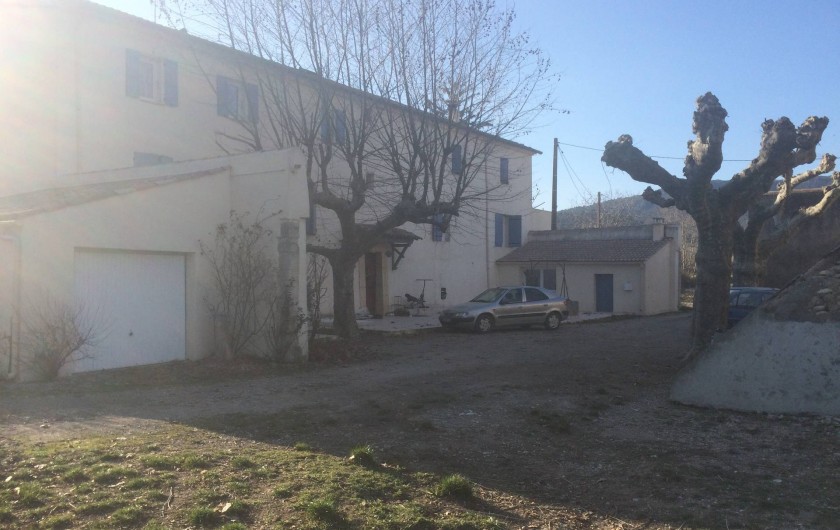 Location de vacances - Appartement à Manosque - La façade principale et le local sauna (derrière le véhicule).