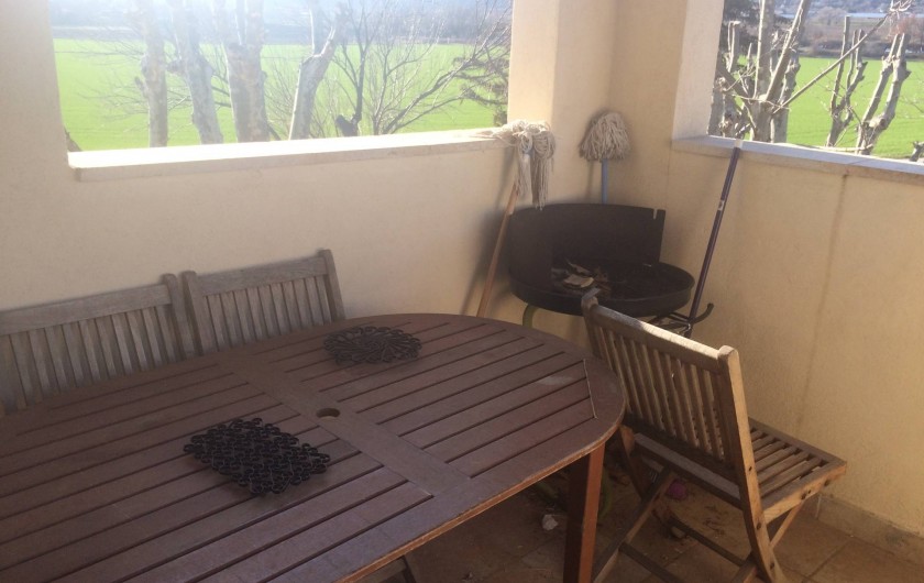 Location de vacances - Appartement à Manosque - La terrasse extérieure du gîte avec la possibilité d'y prendre ses repas.