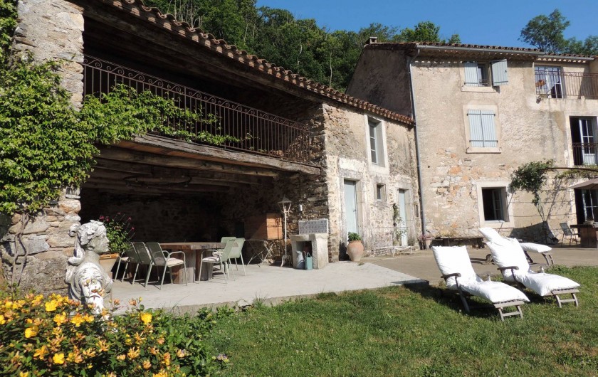 Location de vacances - Mas à Courniou - Vue sur le préau