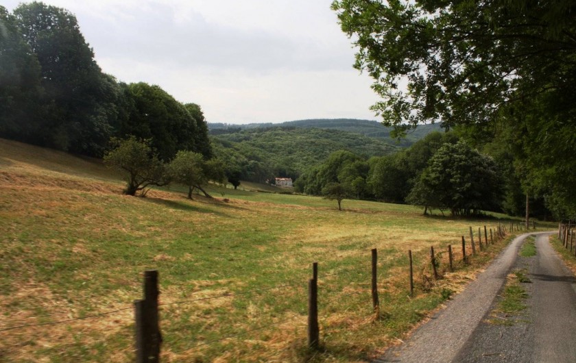Location de vacances - Mas à Courniou - Vue de loin, chemin d'accès