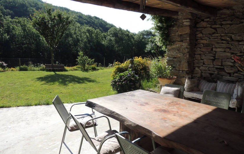 Location de vacances - Mas à Courniou - vue du préau