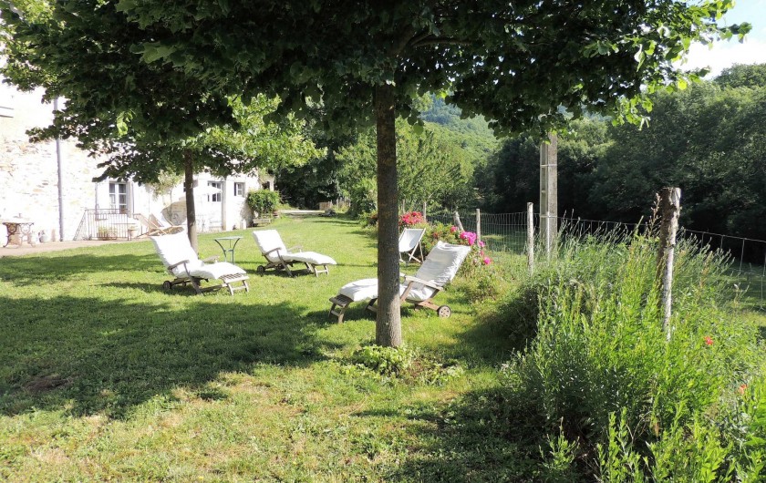 Location de vacances - Mas à Courniou - Un coin de jardin
