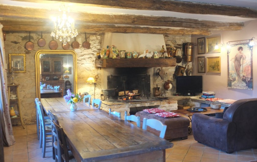 Location de vacances - Mas à Courniou - Salle à manger et salon /coin cheminée