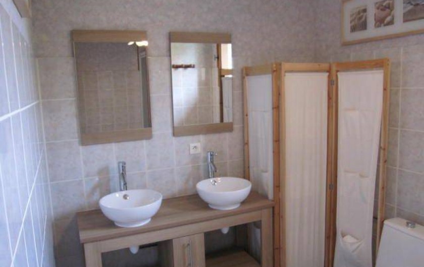 Location de vacances - Maison - Villa à Mauzac-et-Grand-Castang - salle de bain 1er étage avec douche et wc
