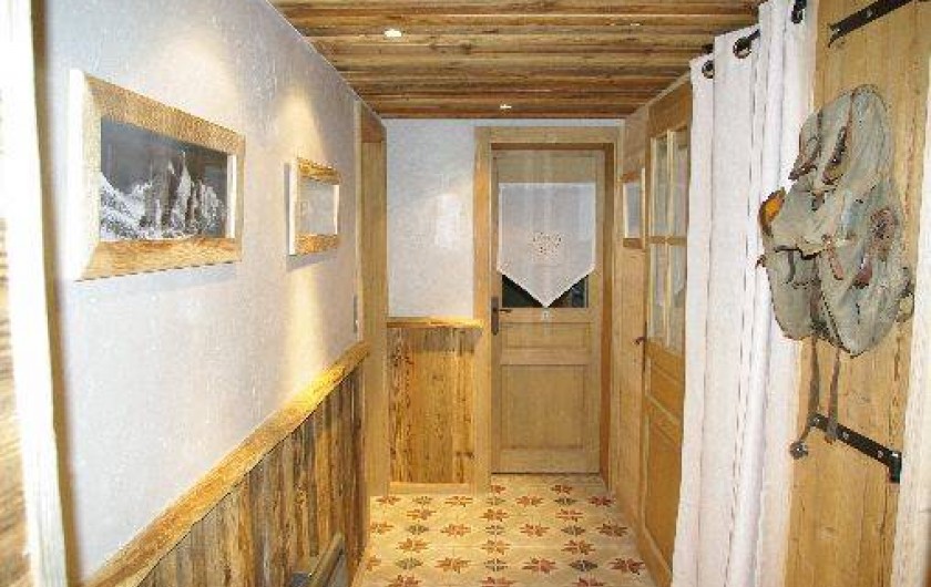 Location de vacances - Chalet à Manigod - Couloir accès chambres RDJ