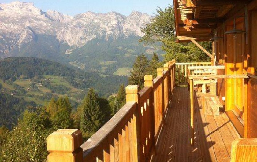 Location de vacances - Chalet à Manigod - Vue sur la Tournette depuis le balcon sud