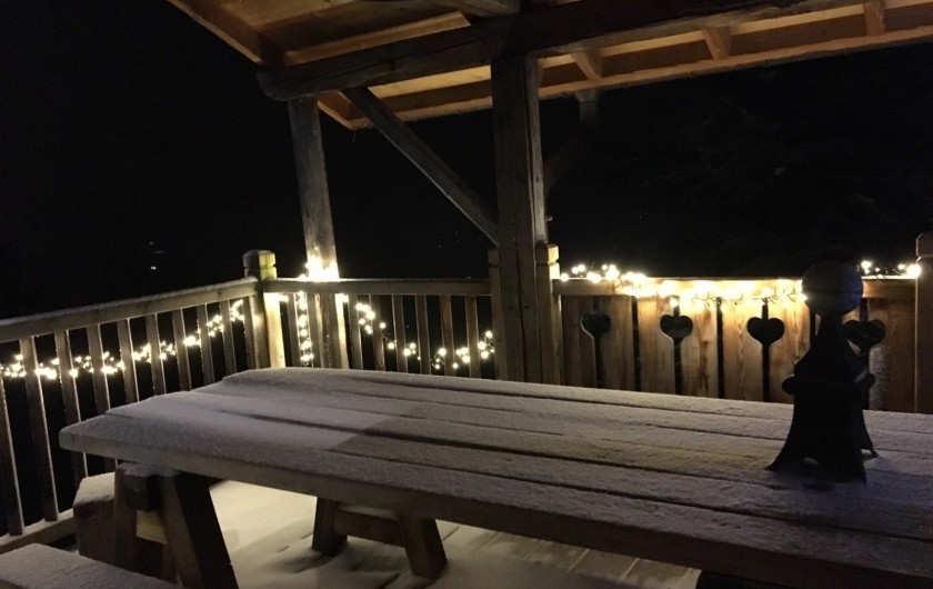 Location de vacances - Chalet à Manigod - Terrasse couverte attenante cuisine et salle à manger