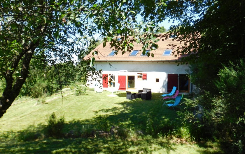 Location de vacances - Gîte à Arrentès-de-Corcieux - le gite terrain à l'arrière