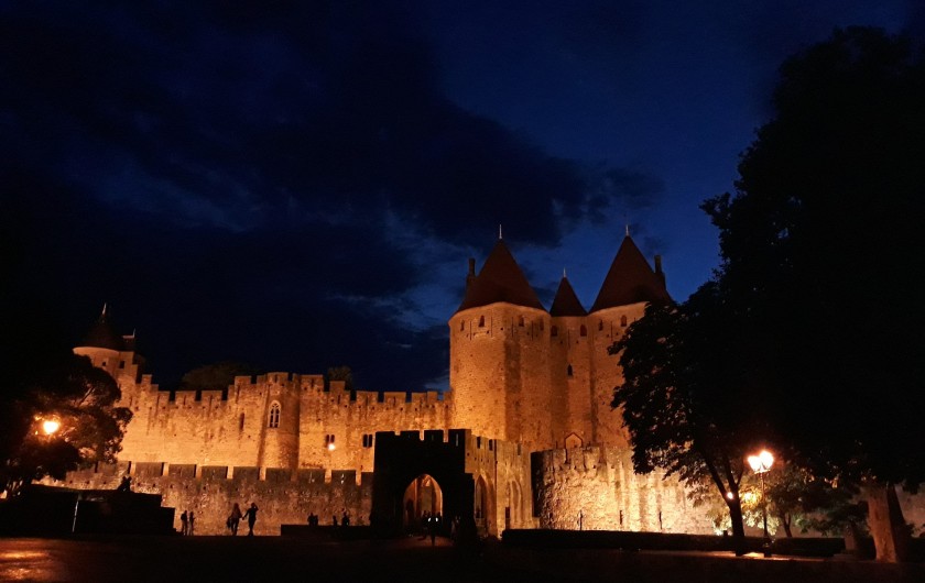 Location de vacances - Chambre d'hôtes à Saint-Martin-le-Vieil - La Cité de Carcassonne "by night"