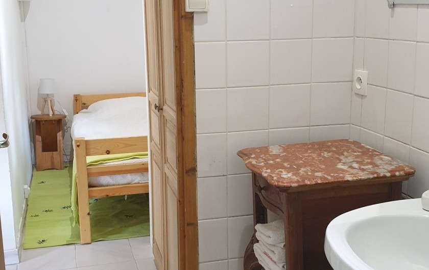 Location de vacances - Chambre d'hôtes à Saint-Martin-le-Vieil - SDB et chambre gîte Le Verger de Villelongue