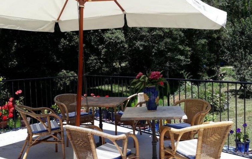 Location de vacances - Chambre d'hôtes à Saint-Martin-le-Vieil - Petit-déjeuner sur la terrasse
