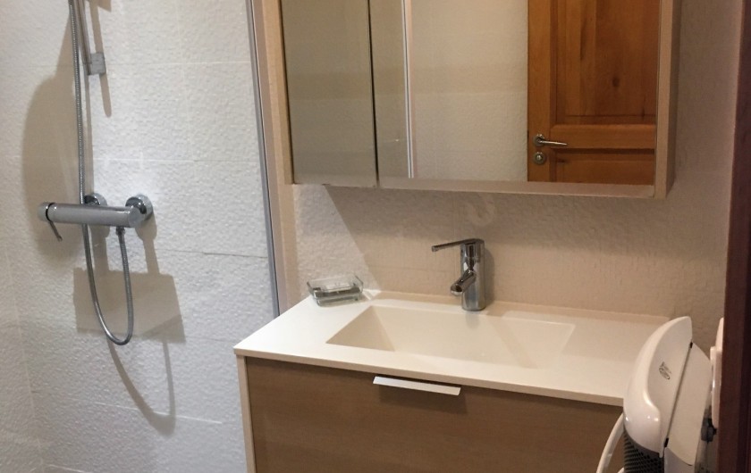 Location de vacances - Appartement à Saissac - lavabo et radiateur sèche-serviettes