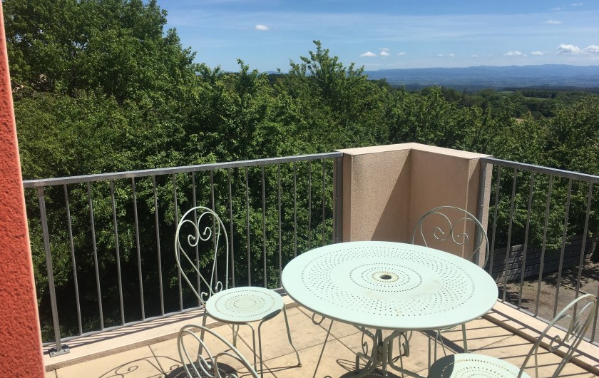 Location de vacances - Appartement à Saissac - terrasse avec table chaises transats et parasol