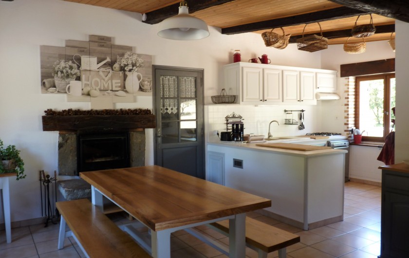 Location de vacances - Villa à Labeaume - coin salle à manger avec sa cheminée