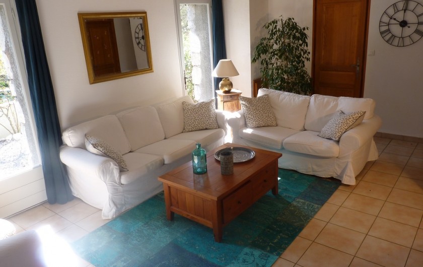 Location de vacances - Villa à Labeaume - salon avec bibliothèque et écran plat + bluray