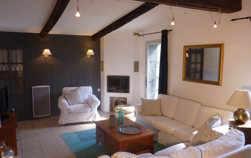 Location de vacances - Villa à Labeaume - salon  avec sa cheminée