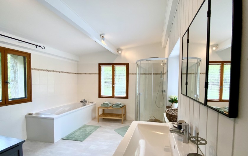 Location de vacances - Villa à Labeaume - Salle de bain suite parentale