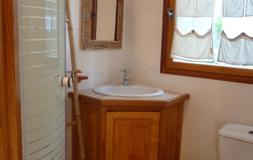 Location de vacances - Villa à Labeaume - Salle de douche suite chambre bleue